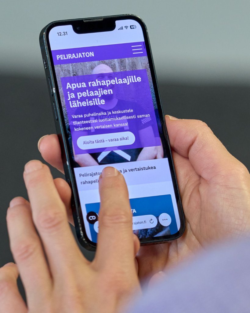 pelirajaton.fi etusivu puhelimen näytöllä.