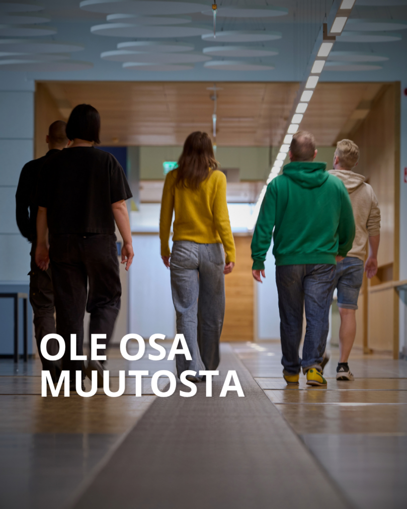 Viisi henkilöä kävelee koulun käytävällä. Teksti päällä Ole osa muutosta